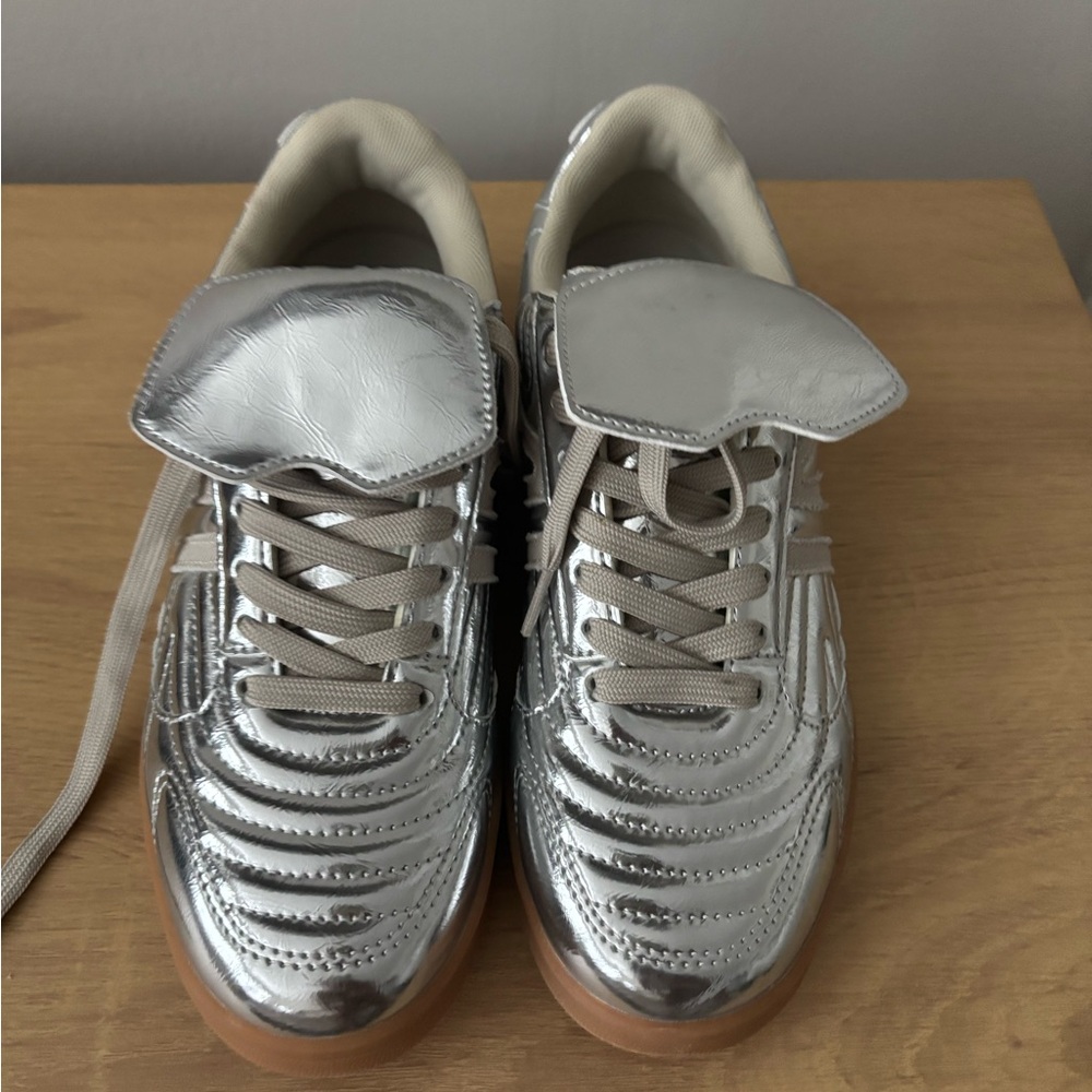 Women’s Madrid silver sneakers